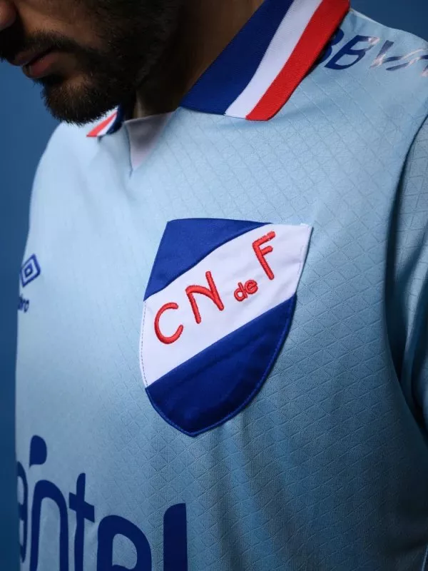 Un club uruguayen innove et sort un maillot extérieur avec... une poche