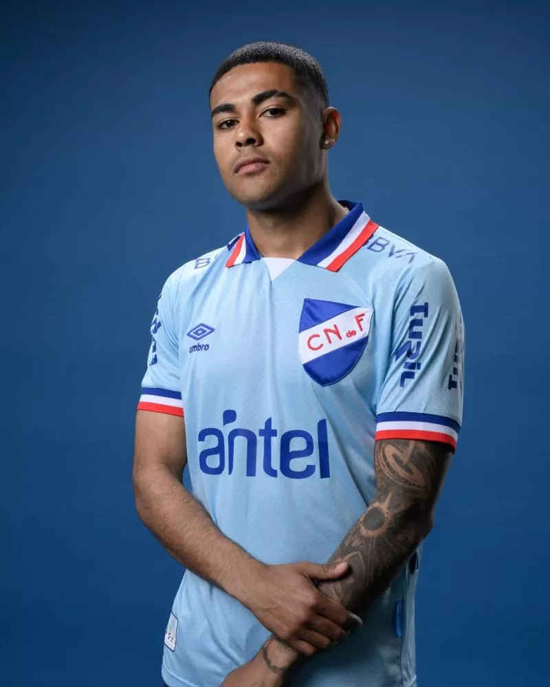 Un club uruguayen innove et sort un maillot extérieur avec... une poche