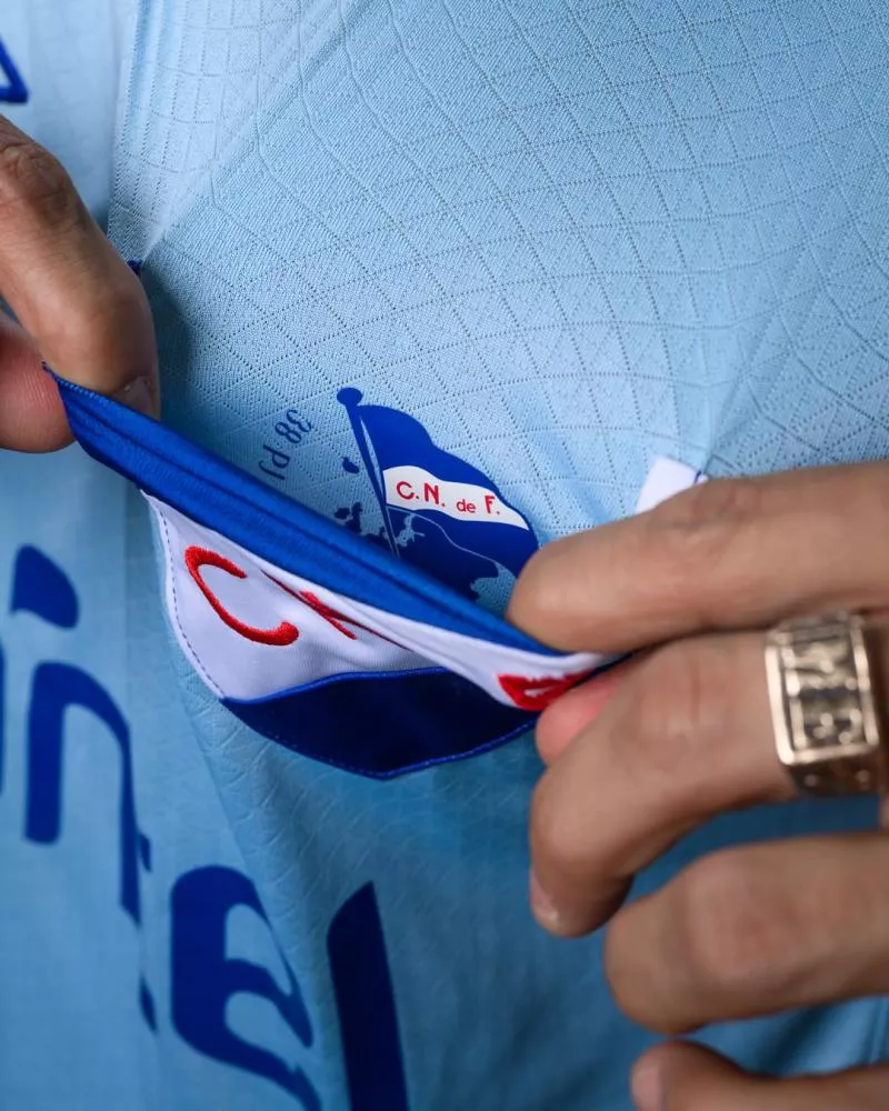 Un club uruguayen innove et sort un maillot extérieur avec... une poche