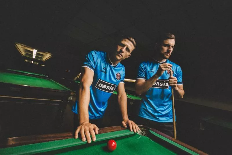 Ces groupes de musique qui sponsorisent des maillots de clubs de foot