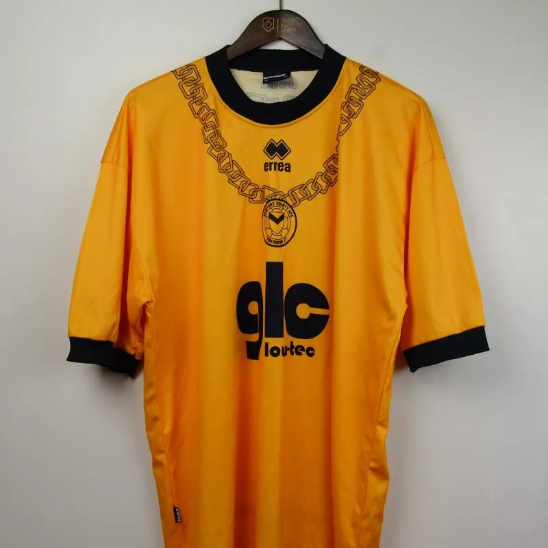 Ces groupes de musique qui sponsorisent des maillots de clubs de foot