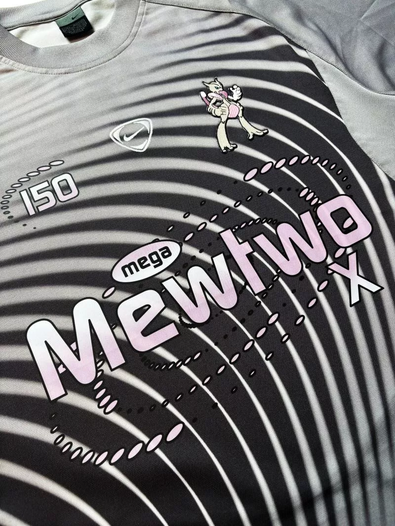 Cet artiste crée des maillots de foot à l'effigie des Pokémon