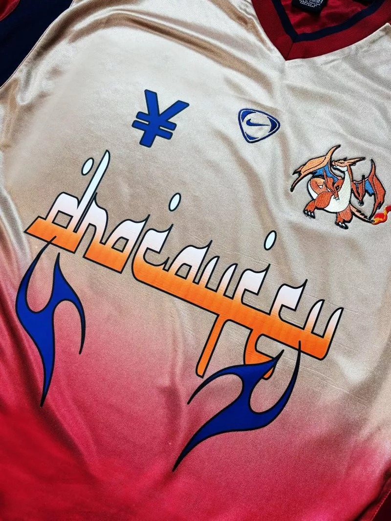Cet artiste crée des maillots de foot à l'effigie des Pokémon