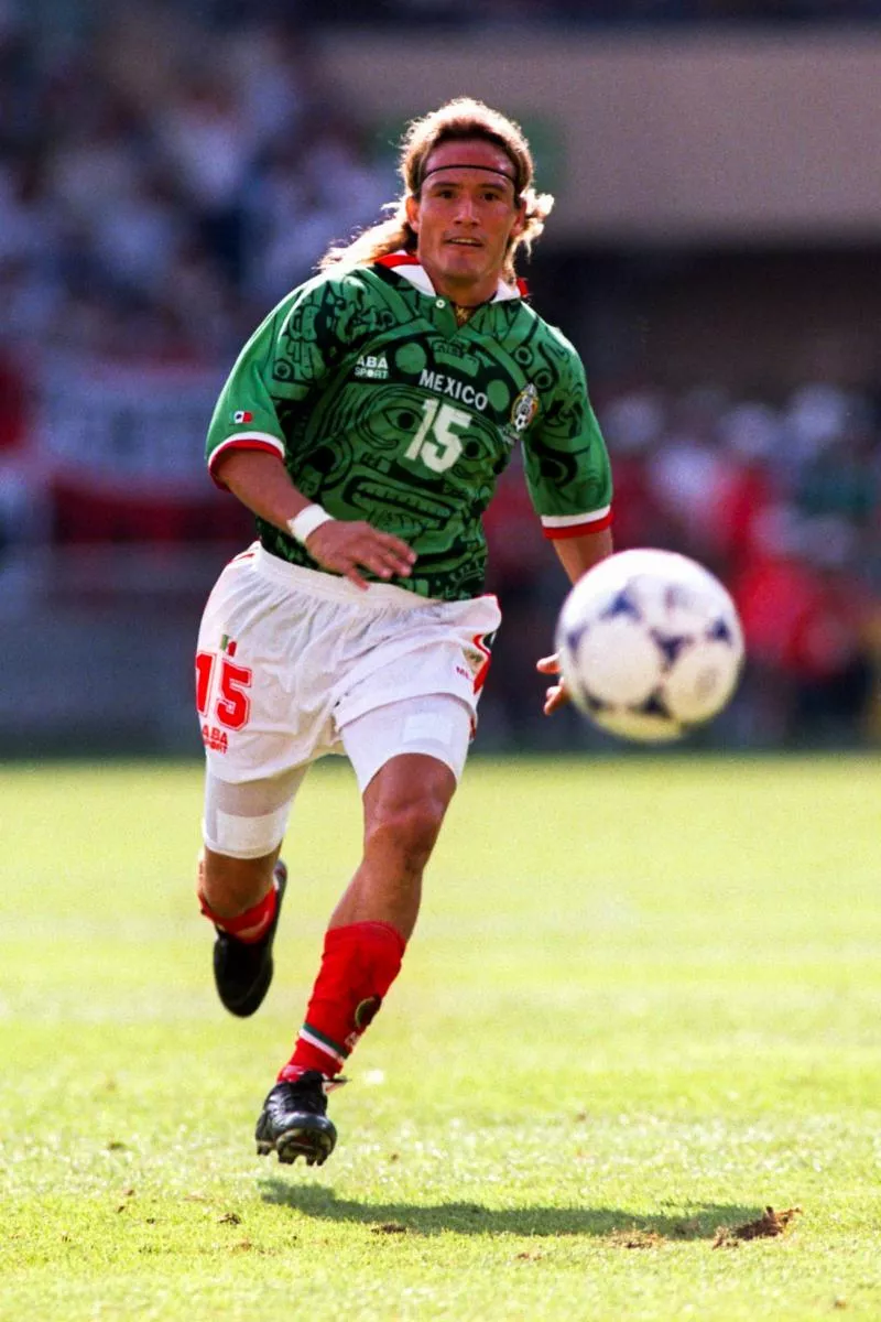 Luis Hernandez avec le maillot du Mexique pendant la Coupe du monde 1998.