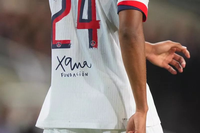 Les maillots de PSG – Barça vendus aux enchères pour la fondation Xana