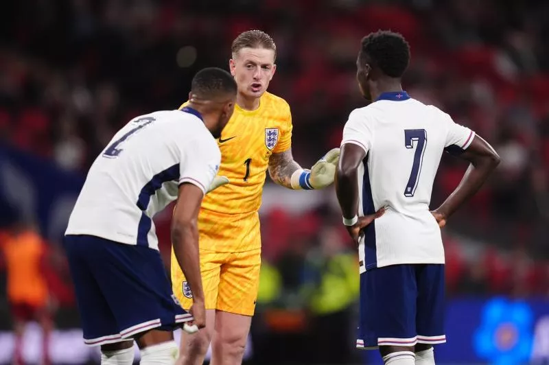 England goalkeeper Jordan Pickford speaks with team-mates Ezri Konsa (left) and Bukayo Saka during the international friendly match at Wembley Stadium, London. Picture date: Thursday October 9, 2025.   - Photo by Icon Sport