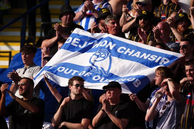 Les supporters de Sheffield Wednesday achètent des maillots en masse pour aider leur club