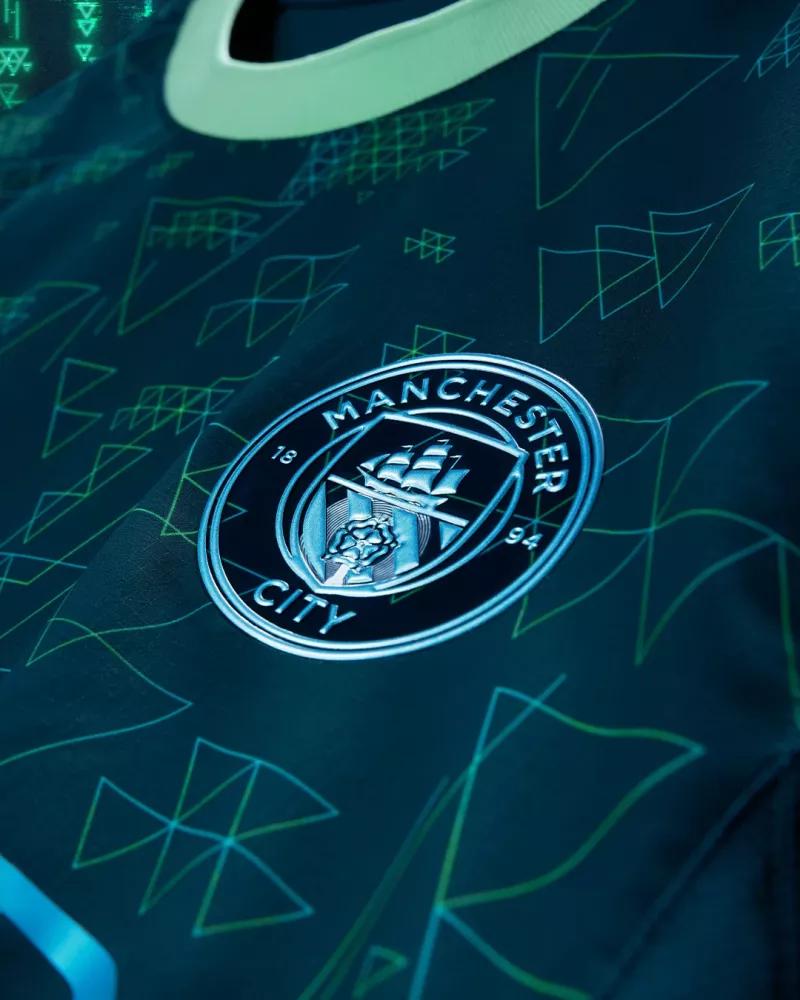 Manchester City dégaine un maillot fourth en collab' avec EAFC