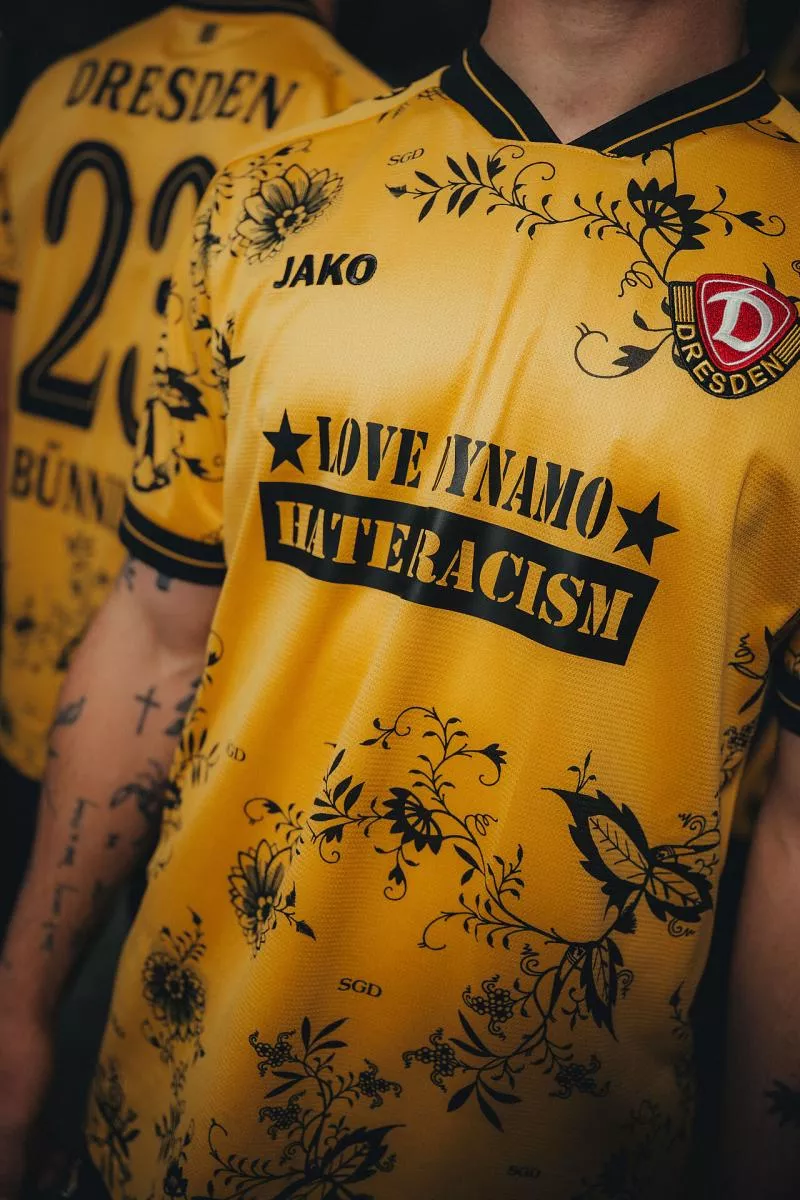 Nils Fröling (Froeling) und Lars Bünning (Buenning) präsentieren das neue LDHR-Trikot; Fußball; Saison 2025/2026; Rudolf-Harbig-Stadion; Dresden; 29. September 2025; Foto: Dennis Hetzschold