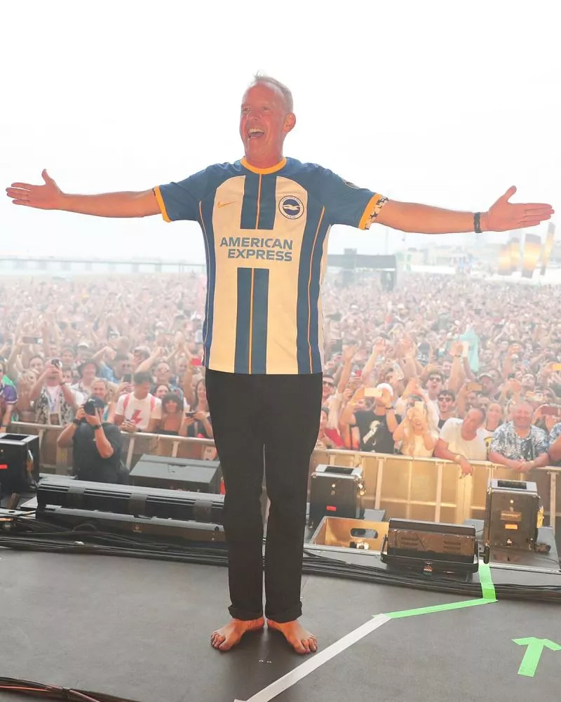 Ces groupes de musique qui sponsorisent des maillots de clubs de foot