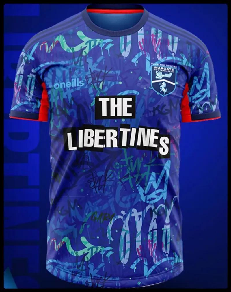 Ces groupes de musique qui sponsorisent des maillots de clubs de foot