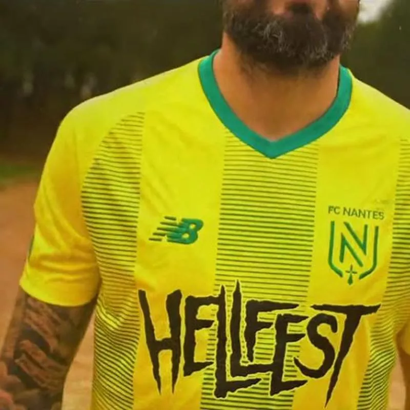 Ces groupes de musique qui sponsorisent des maillots de clubs de foot