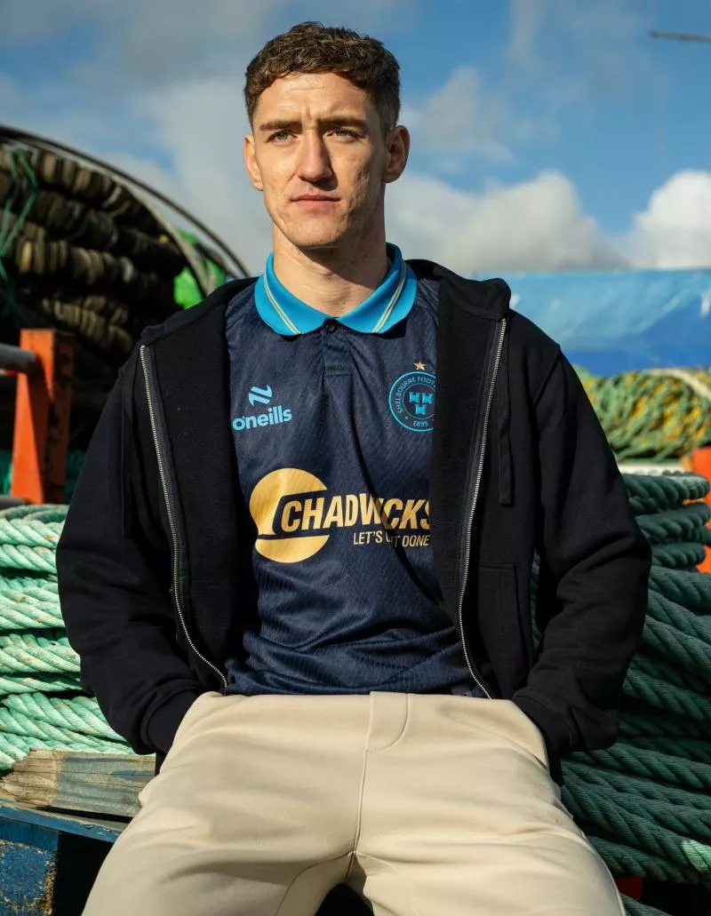 Le club irlandais du Shelbourne FC dévoile ses nouveaux maillots