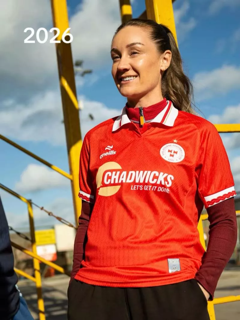 Le club irlandais du Shelbourne FC dévoile ses nouveaux maillots