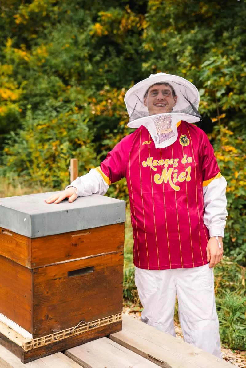 Un club amateur finance ses propres ruches grâce à des maillots écolos