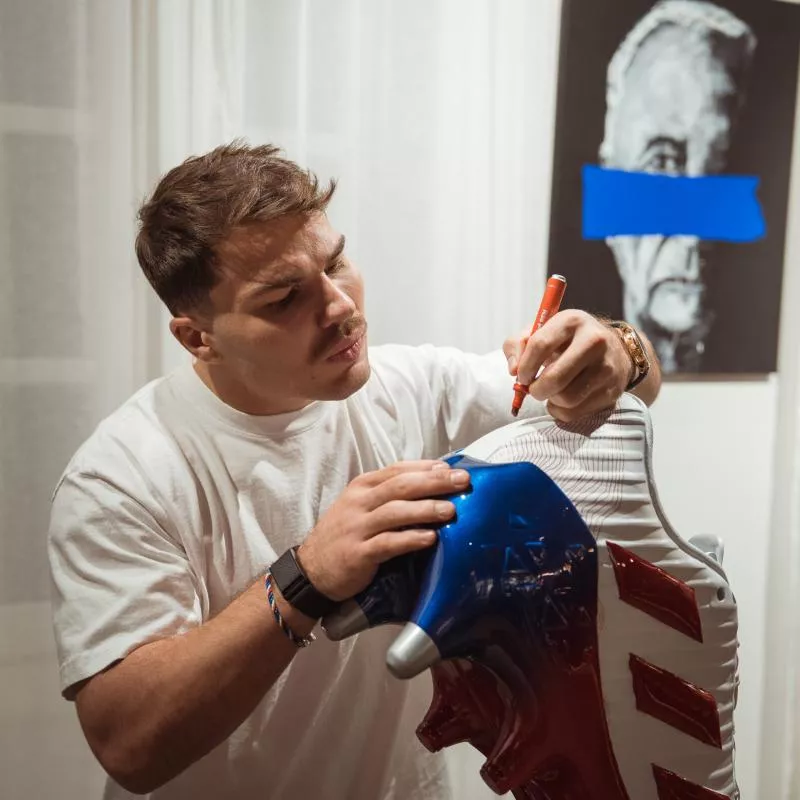 Cavart, l’artiste qui sculpte des crampons géants