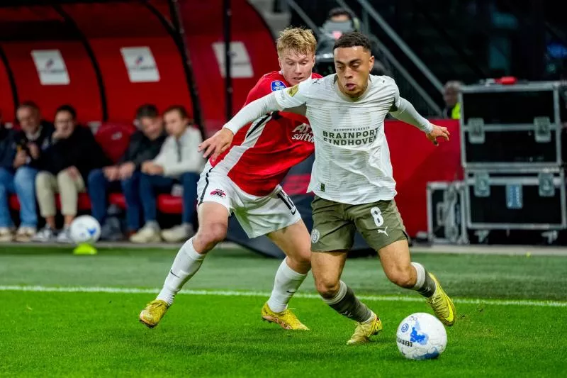 Quand Sergino Dest joue avec un maillot sans écusson ni logo d’équipementier