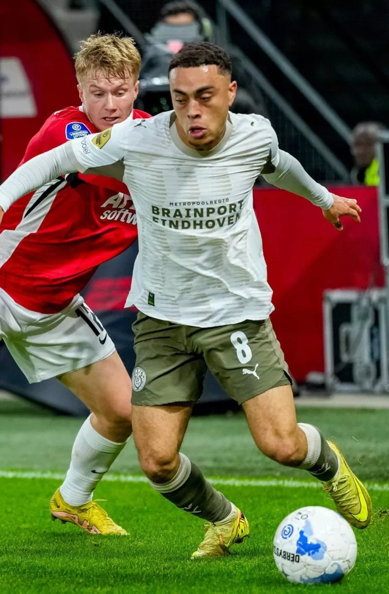 ALKMAAR , 09-11-2025 , AFAS stadium , season 2025 / 2026 , Dutch Eredivisie football , match between AZ and PSV , Picture shows AZ player Isak Jensen vs. PSV Player Sergino Dest - Photo by Icon Sport