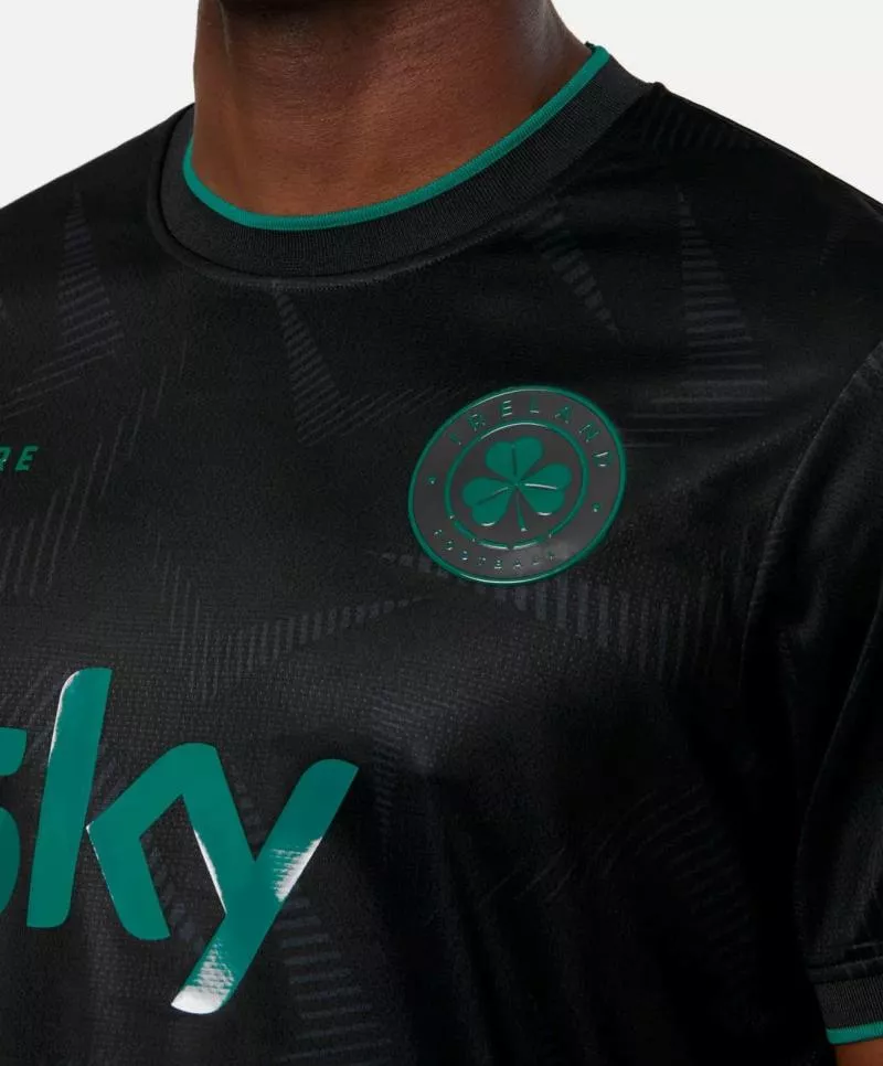 L'Irlande et Castore dévoilent un maillot "Stealth" en hommage aux années 90