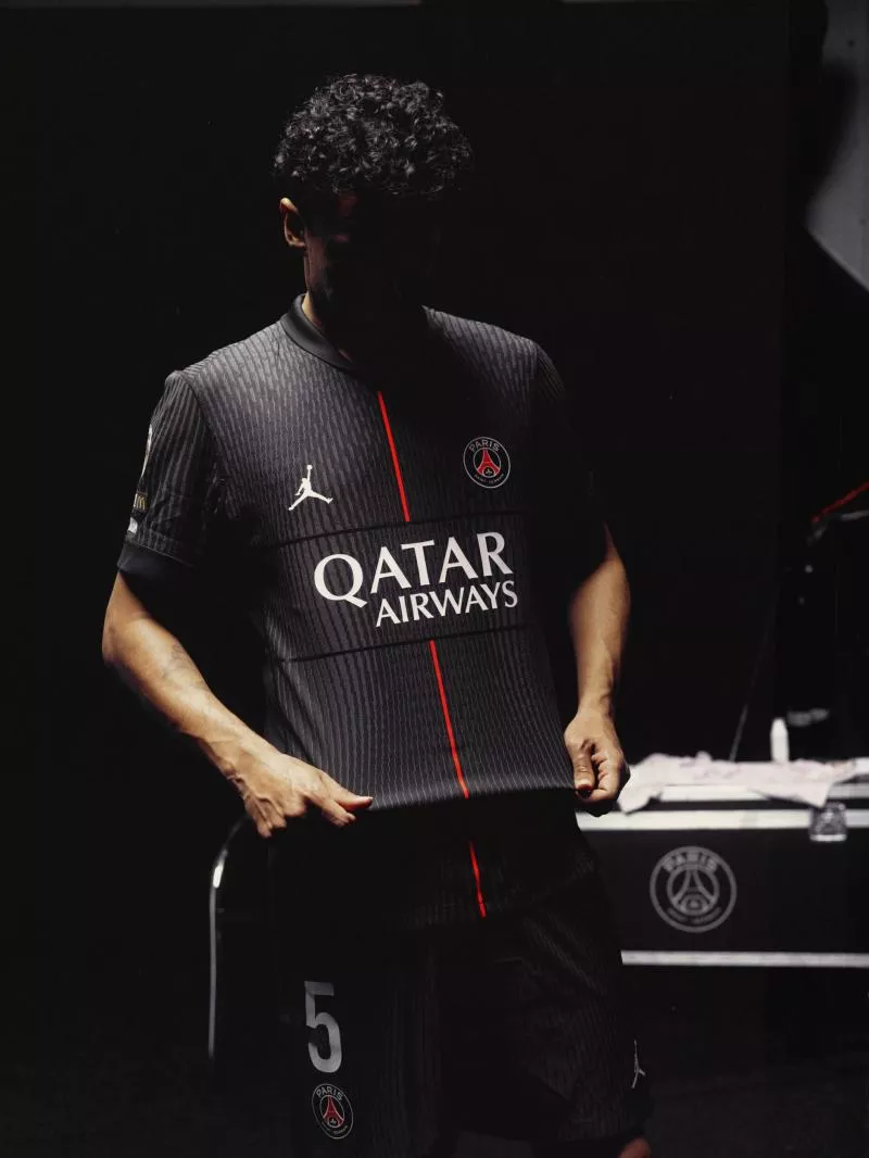 Le Paris Saint-Germain dévoile son nouveau maillot fourth avec Jordan