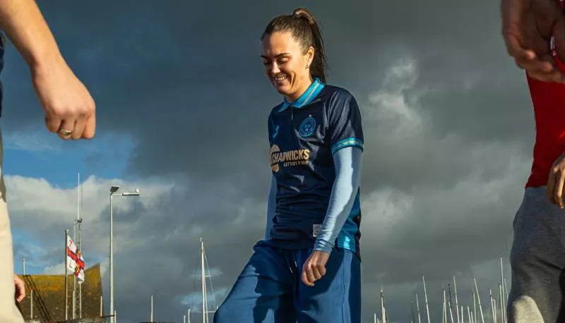 Le club irlandais du Shelbourne FC dévoile ses nouveaux maillots