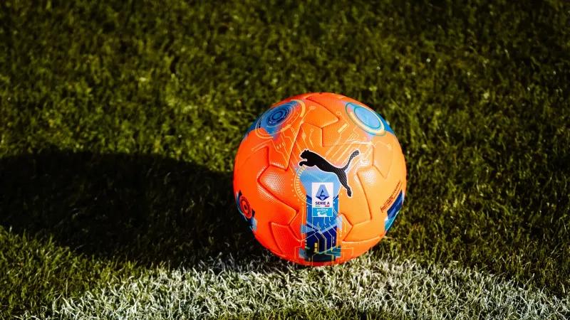 PUMA dégaine un ballon hivernal orange pour la Serie A