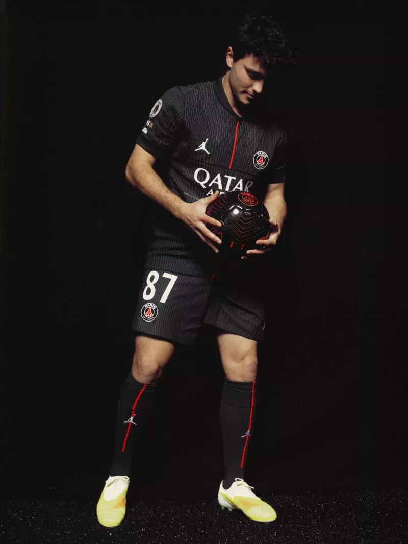 Le Paris Saint-Germain dévoile son nouveau maillot fourth avec Jordan