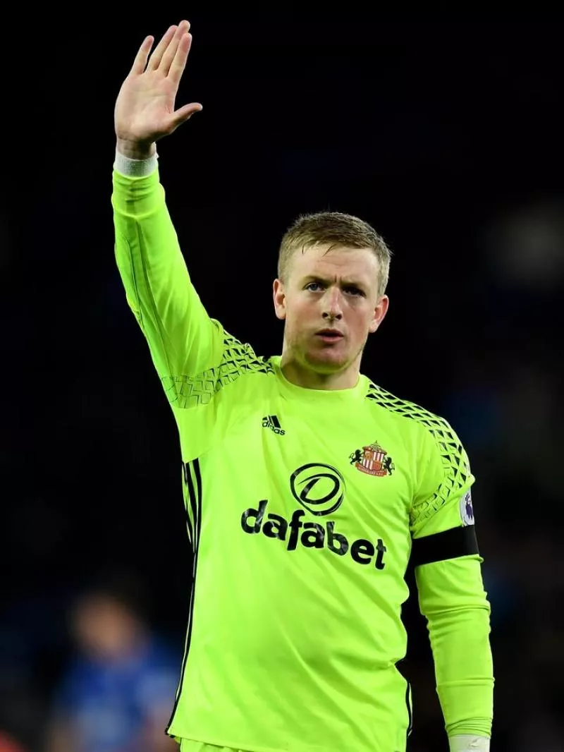 Jordan Pickford rend hommage à Sunderland avec un maillot hybride