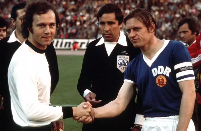 Coupe du Monde 1974 : serrant la main capitaine de l'équipe Franz Beckenbauer et Bernd Bransch