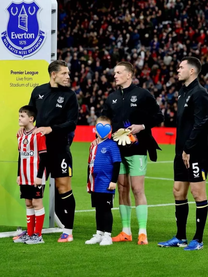 Jordan Pickford rend hommage à Sunderland avec un maillot hybride