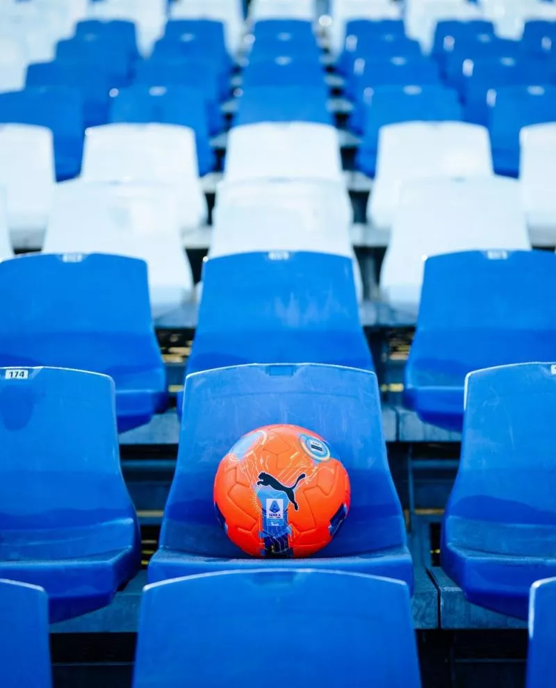 PUMA dégaine un ballon hivernal orange pour la Serie A