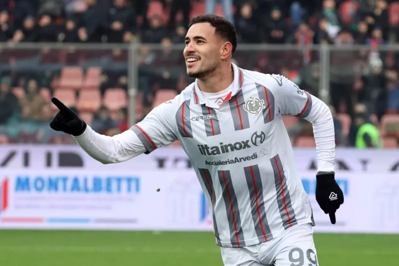 L’US Cremonese dévoile un maillot « Noël » pour sensibiliser à la solitude des fêtes