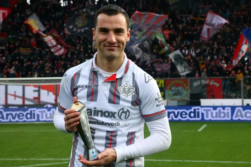 L'US Cremonese dévoile un maillot « Noël » pour sensibiliser à la solitude des fêtes