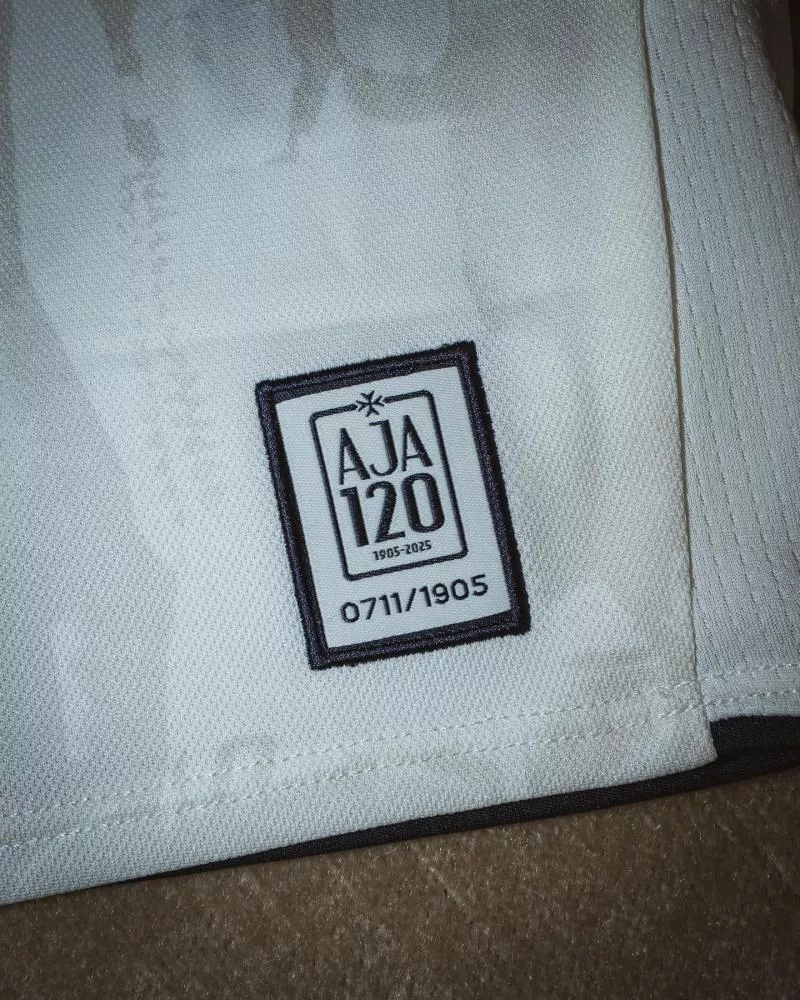 L'AJ Auxerre dévoile deux maillots collector pour ses 120 ans