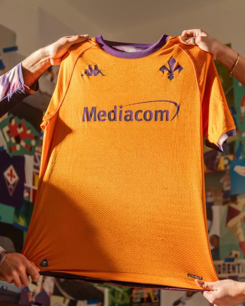 La Fiorentina s’offre un quatrième maillot… réversible !
