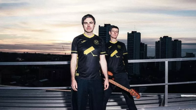 Brentford dévoile un mailot en collab' avec Hard-Fi pour les 20 ans de leur album