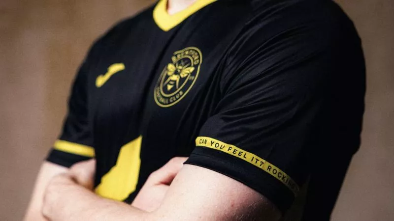 Brentford dévoile un mailot en collab' avec Hard-Fi pour les 20 ans de leur album