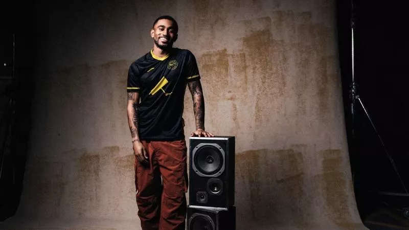 Brentford dévoile un mailot en collab' avec Hard-Fi pour les 20 ans de leur album