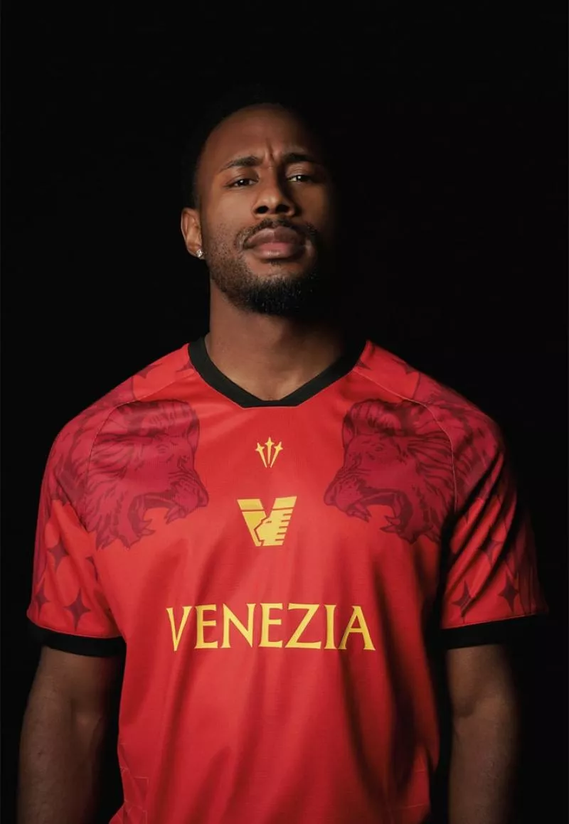 Le Venezia FC dégaine un maillot fourth signé Drake Ramberg