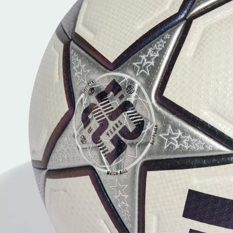 adidas réédite le tout premier ballon de la Ligue des champions