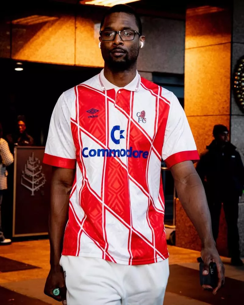 Quand le basketteur Harrison Barnes dégaine des maillots cultes de Premier League