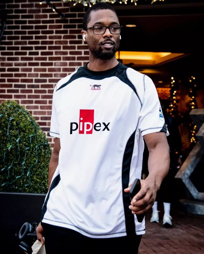 Quand le basketteur Harrison Barnes dégaine des maillots cultes de Premier League