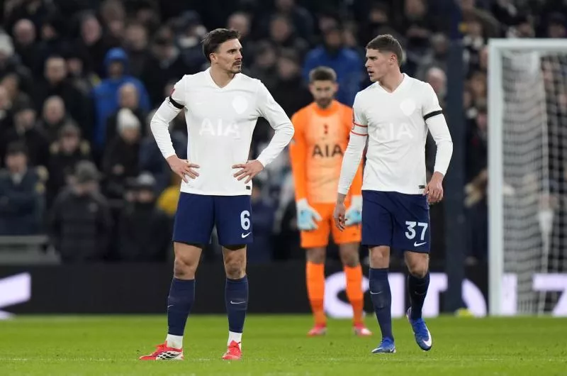 Tottenham dégaine un maillot collector pour les 125 ans de son premier trophée