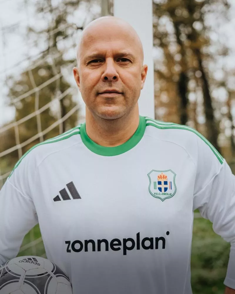 Le PEC Zwolle dévoile un maillot anniversaire avec Arne Slot