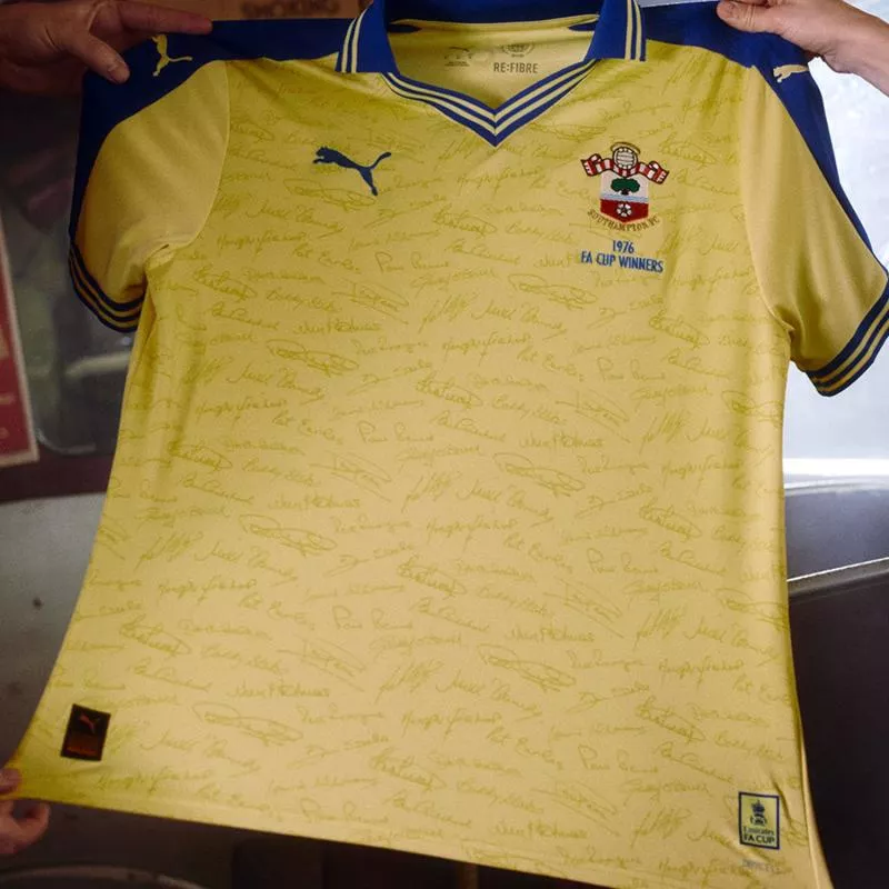 Southampton célèbre les 50 ans de son sacre en FA Cup avec un maillot collector