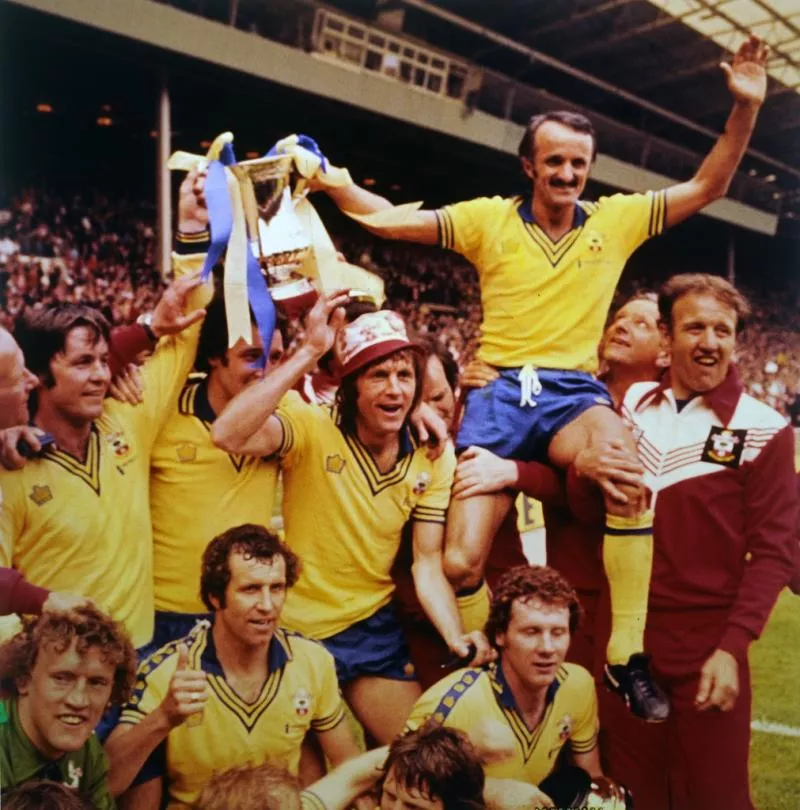 Southampton célèbre les 50 ans de son sacre en FA Cup avec un maillot collector