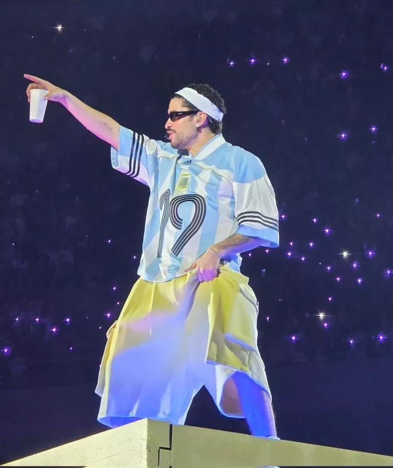 Quand Bad Bunny dégaine un maillot de Lionel Messi en concert