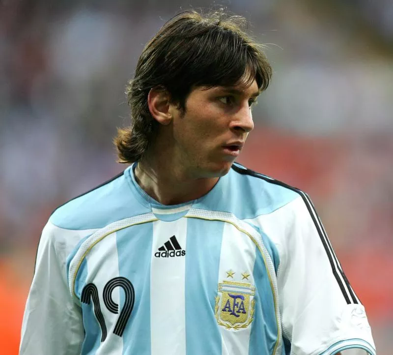 Quand Bad Bunny dégaine un maillot de Lionel Messi en concert