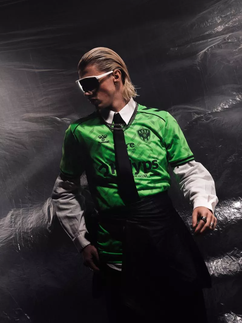 Timothée Chalamet présente le nouveau maillot fourth de Saint-Étienne