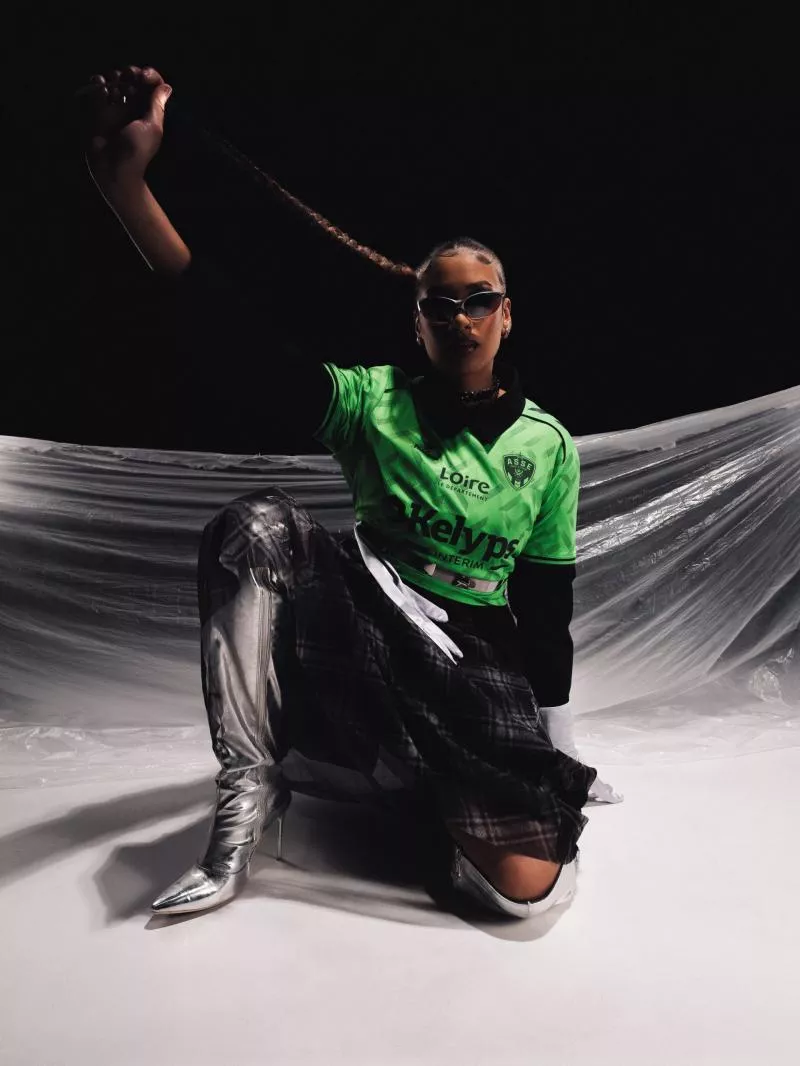 Timothée Chalamet présente le nouveau maillot fourth de Saint-Étienne